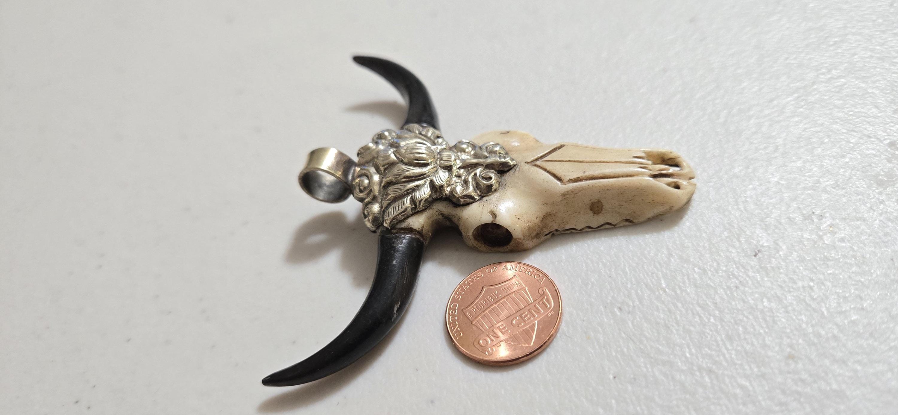 1 Pendant - Large unique gorgeous cattle skull head double horn design recycled cattle bone pendant from Nepal - PB120R