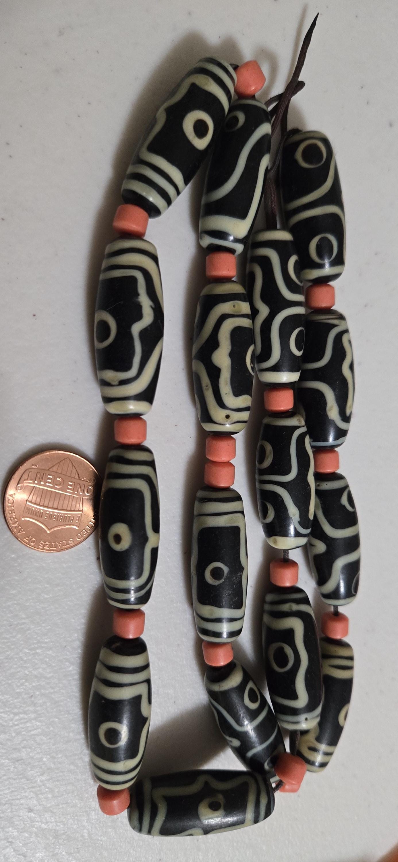 Vintage Tibetan agate beads from Nepal - 1 strand 16 beads - GM035A