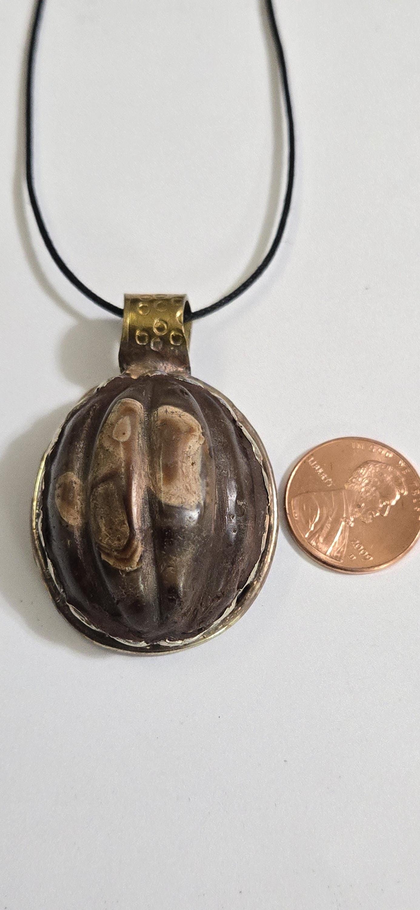 1 Pendant - Unique Nepalese carved grooved carnelian agate gemstone tibetan pendant with floral carving reverse side - PM456G