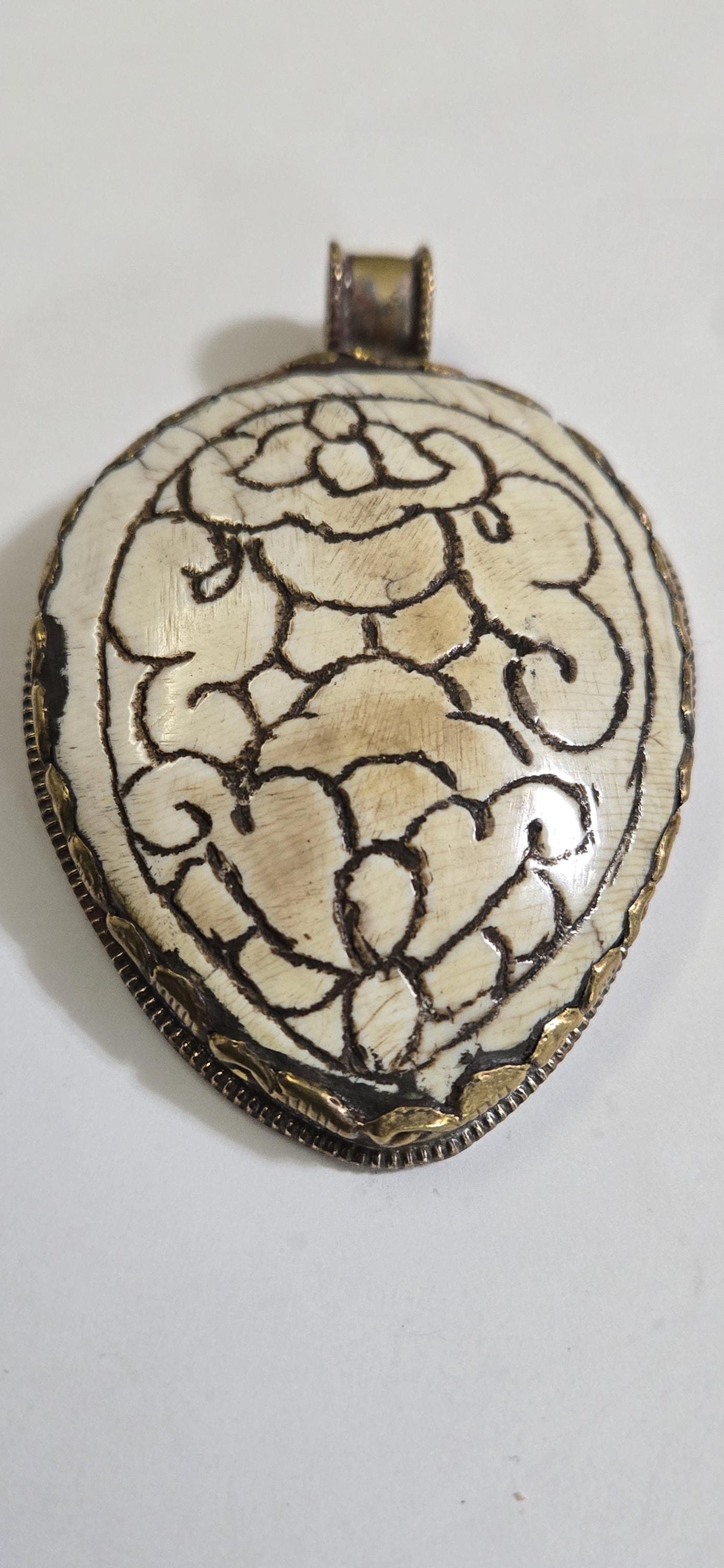 Hand carved tribal floral design large heavy Tibetan naga conch shell brass pendant with reverse phoenix bird design PM335D