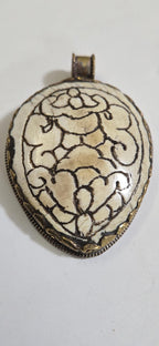 Hand carved tribal floral design large heavy Tibetan naga conch shell brass pendant with reverse phoenix bird design PM335D
