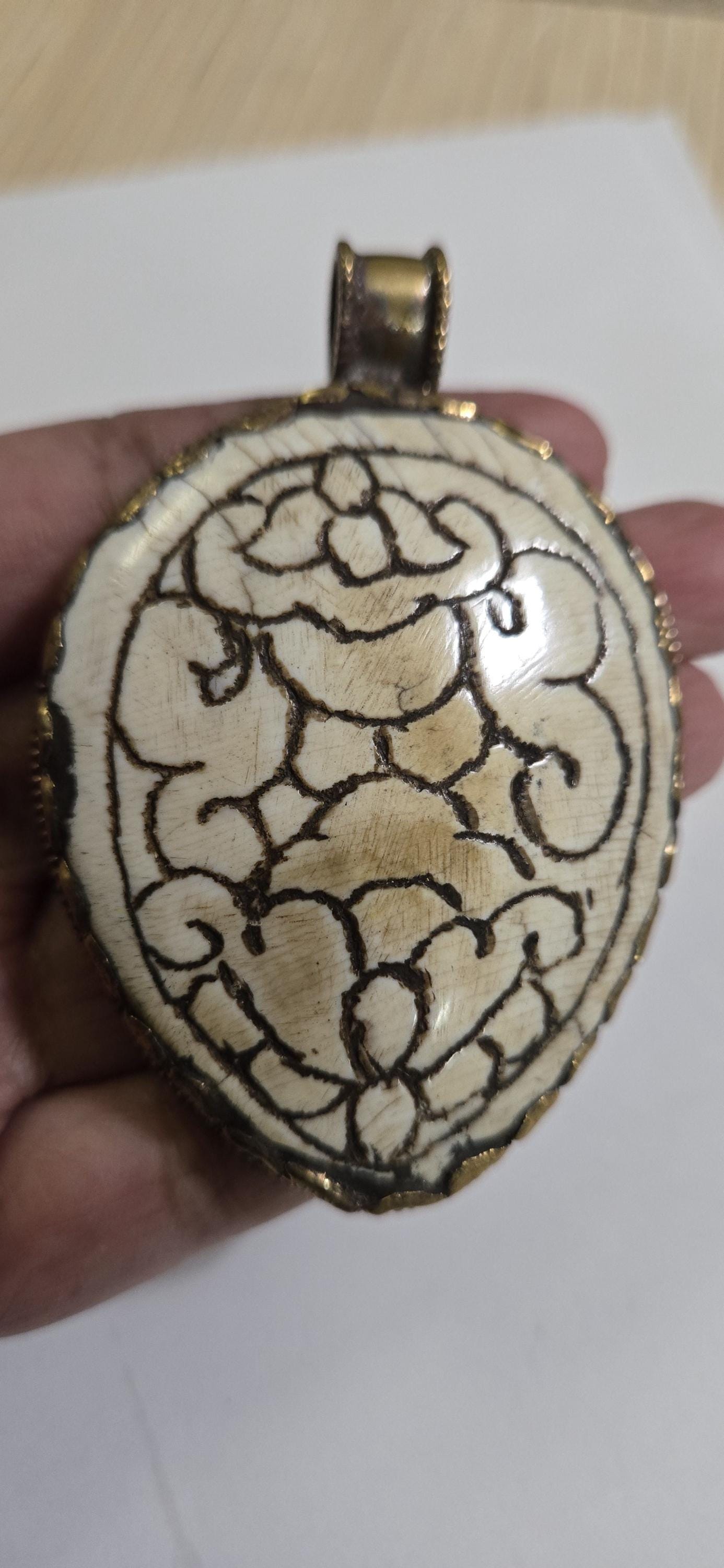 Hand carved tribal floral design large heavy Tibetan naga conch shell brass pendant with reverse phoenix bird design PM335D