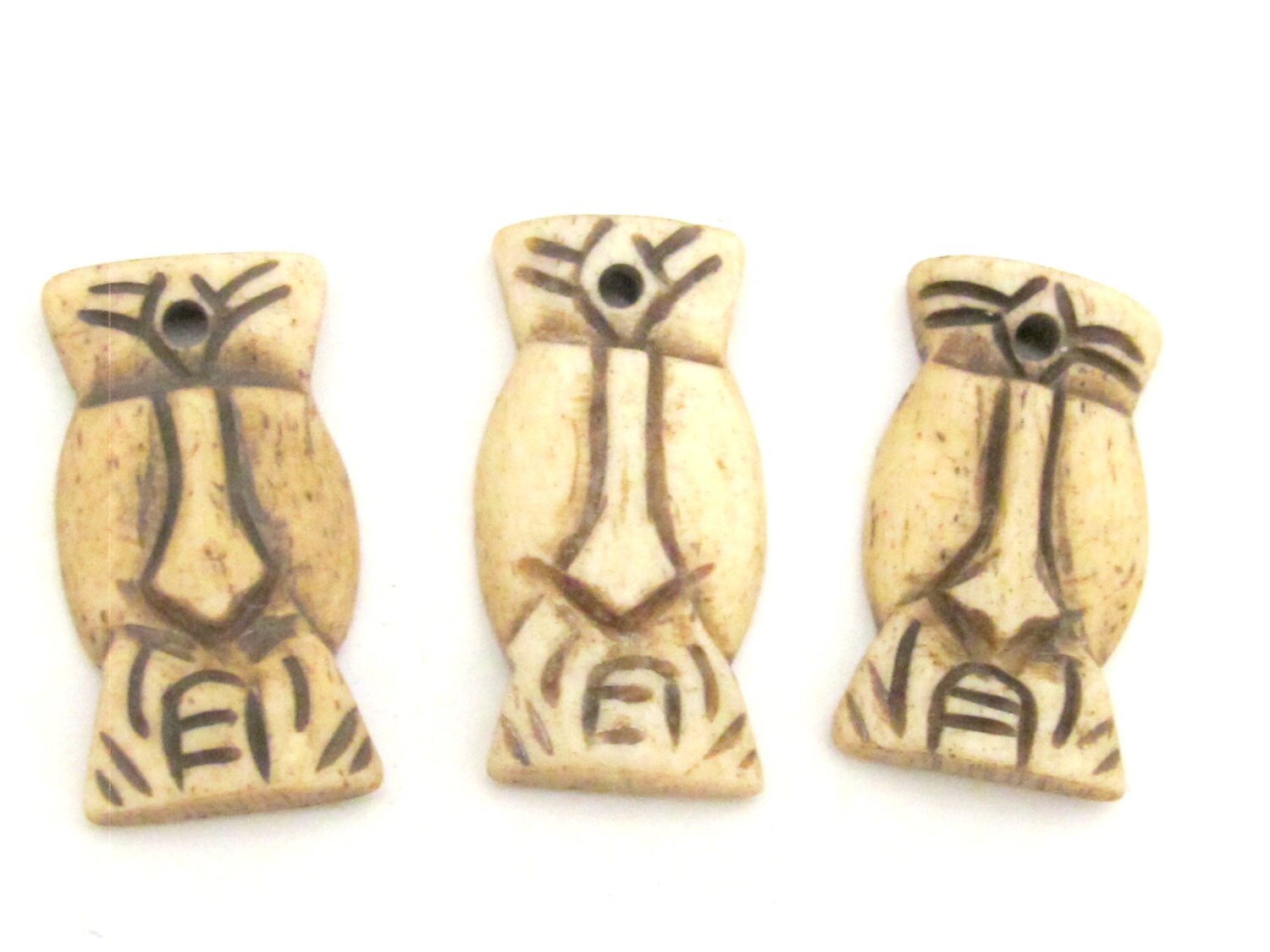 1 Pendant - carved face recycled cattle bone pendant from Nepal - PB092
