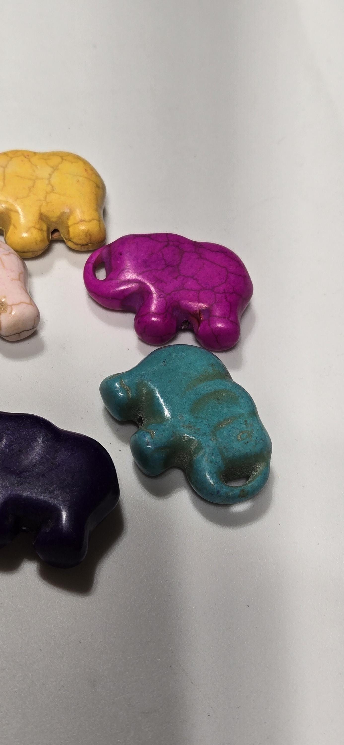 6 BEADS - Mix colors howlite elephant shape beads 34 mm x 25mm - GM316G