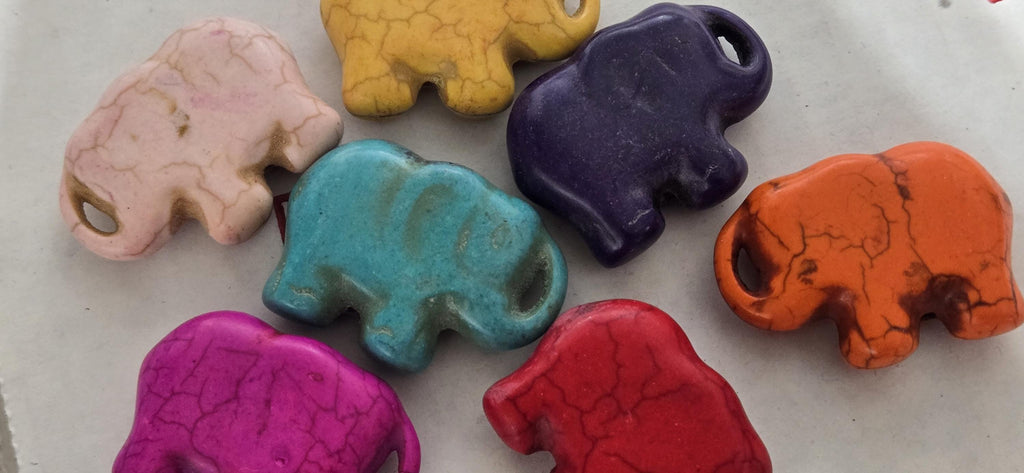 6 BEADS - Mix colors howlite elephant shape beads 34 mm x 25mm - GM316G