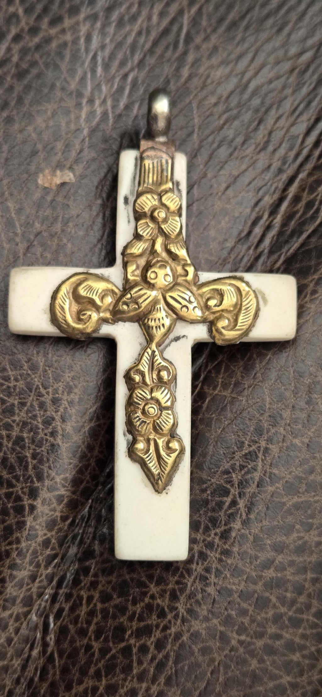 1 Pendant - Tibetan brass fish, bee and floral design cream color resin cross pendant crude finish from Nepal - PM514E