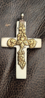 1 Pendant - Tibetan brass fish, bee and floral design cream color resin cross pendant crude finish from Nepal - PM514E