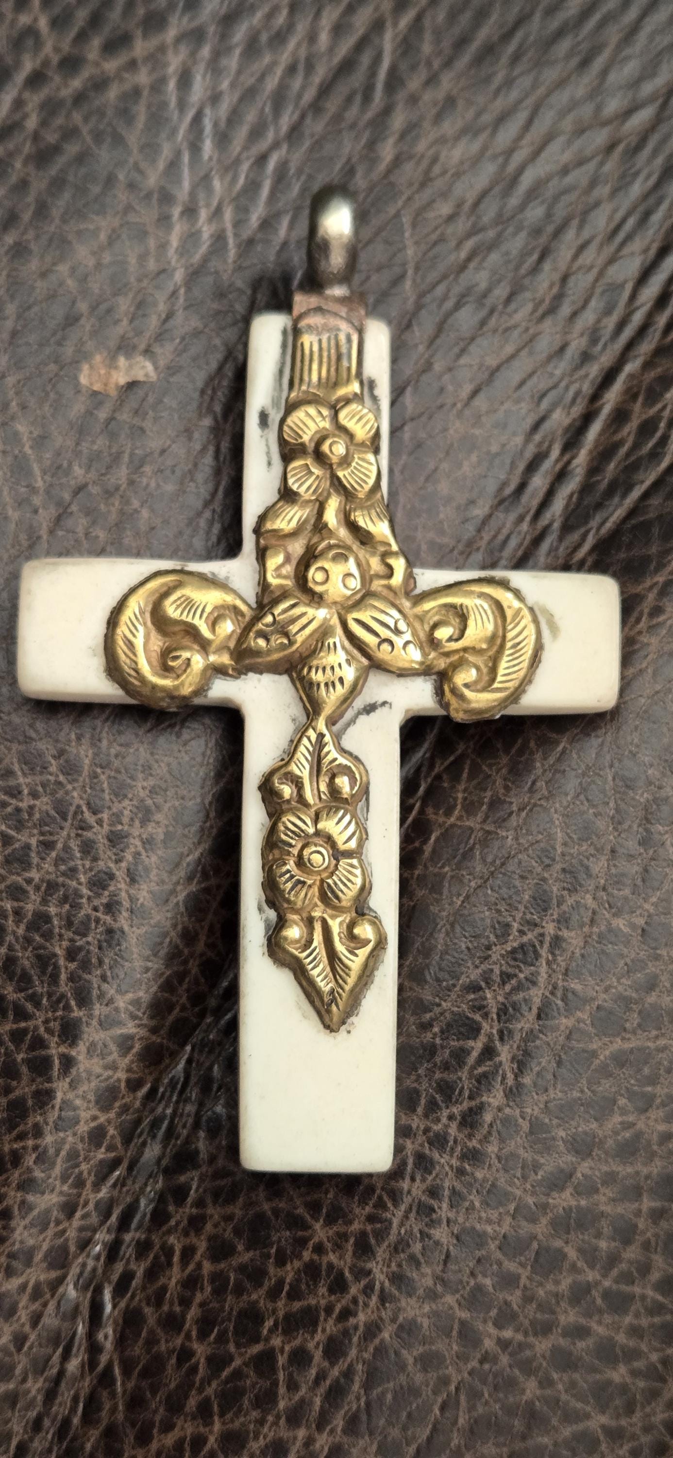 1 Pendant - Tibetan brass fish, bee and floral design cream color resin cross pendant crude finish from Nepal - PM514E