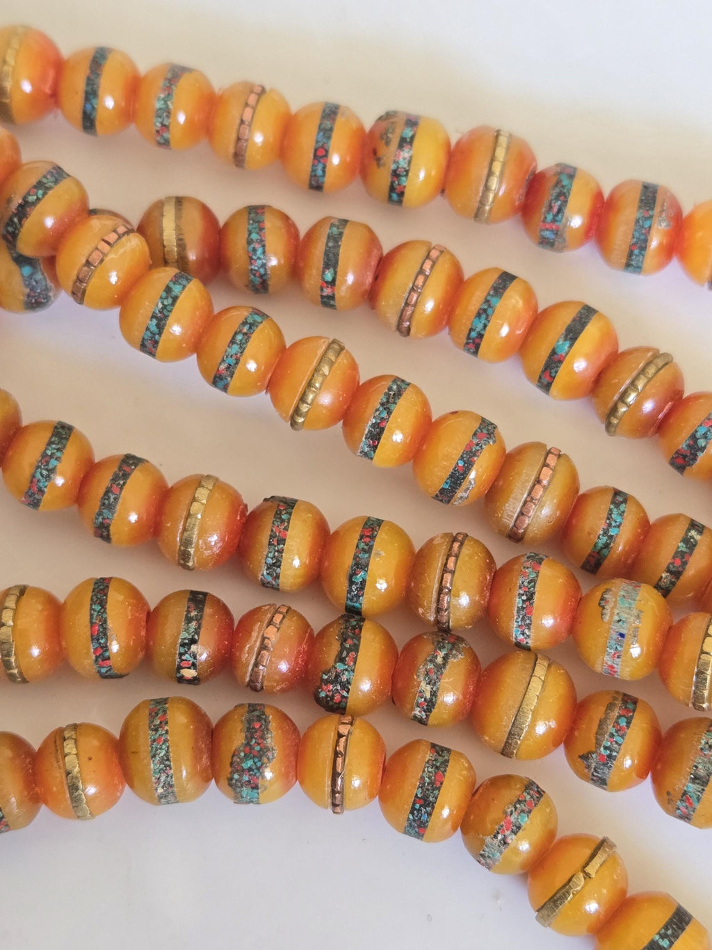20 beads - 8 mm Tibetan honey yellow resin beads with brass turquoise inlay - Nepal beads - ML005K