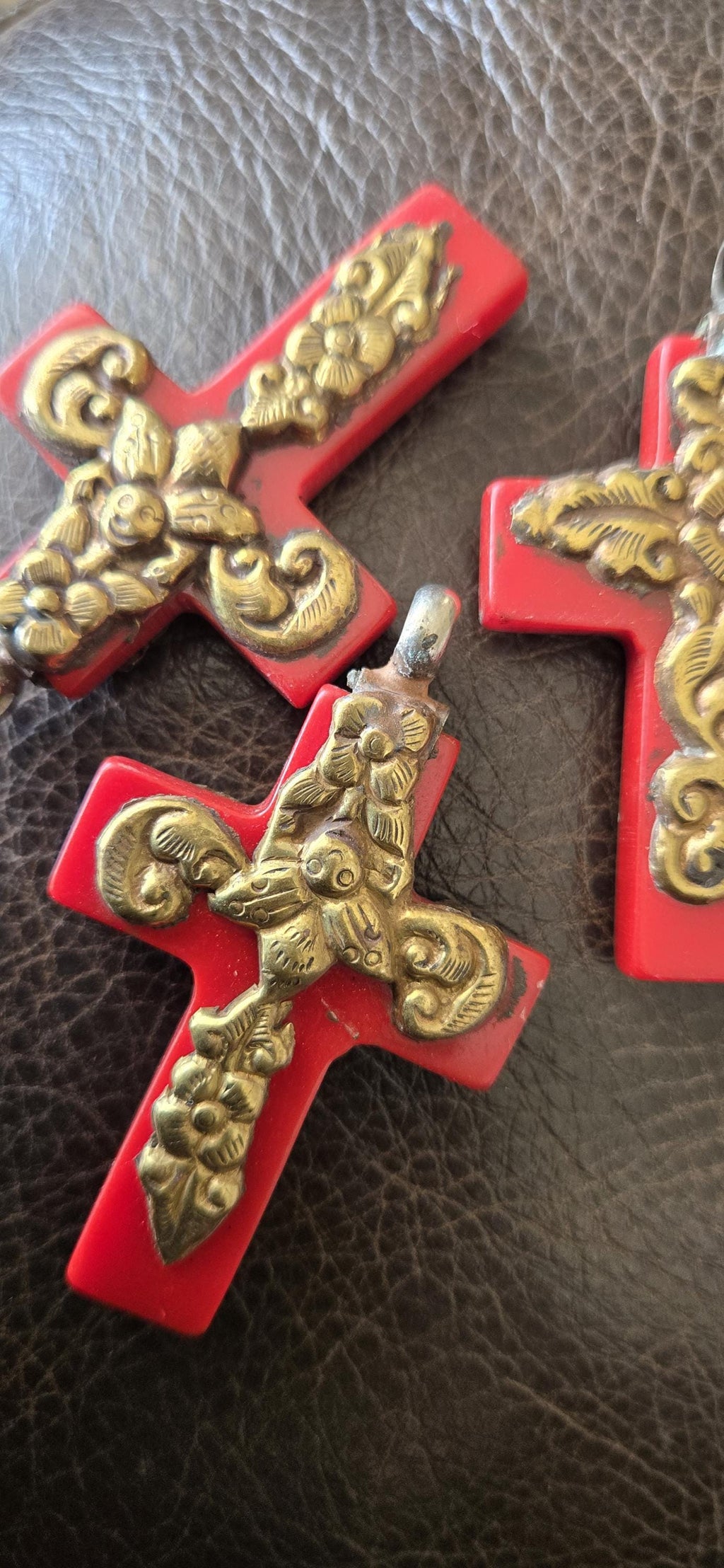 1 Pendant - Tibetan brass bee and floral design red tone resin cross pendant from Nepal - PM514C