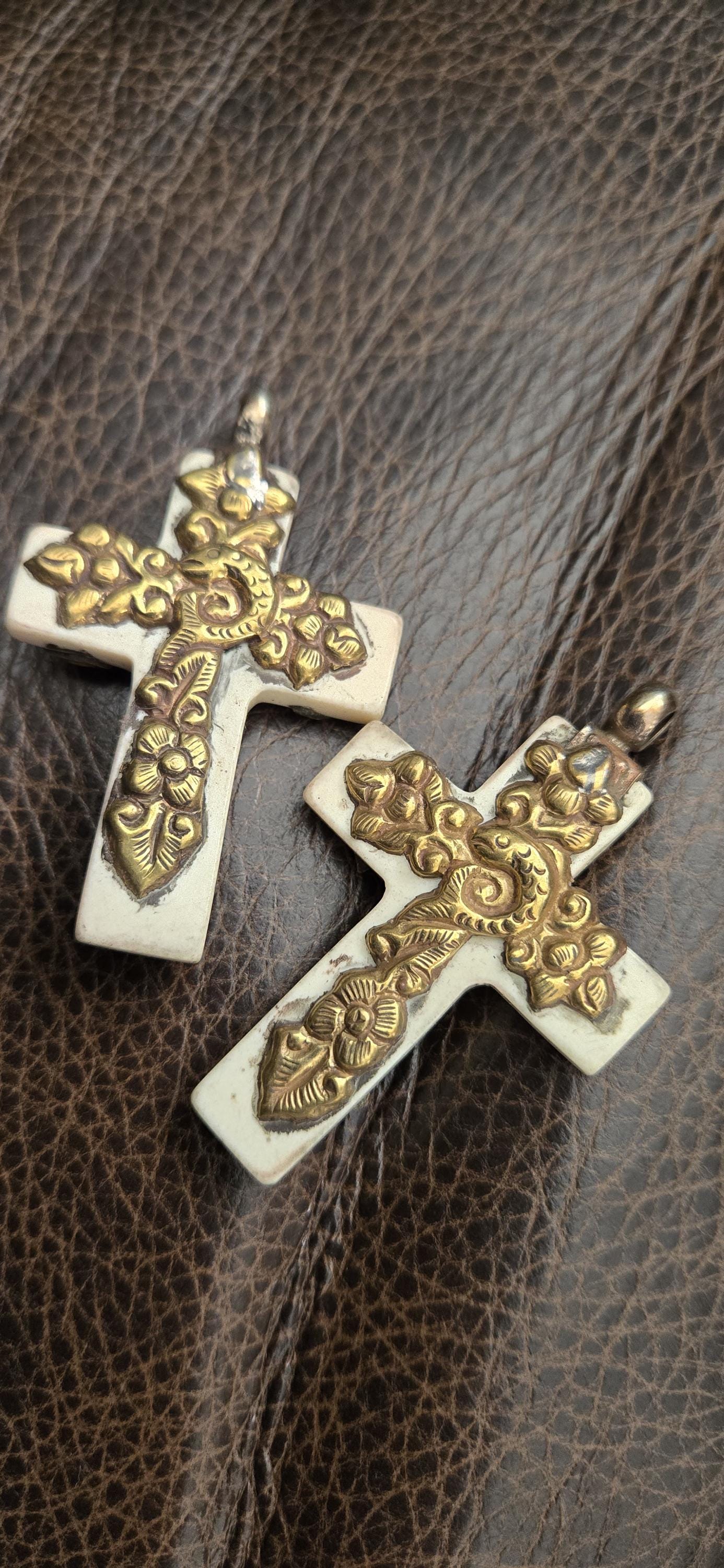 1 Pendant - Tibetan brass fish, bee and floral design cream color resin cross pendant crude finish from Nepal - PM514E