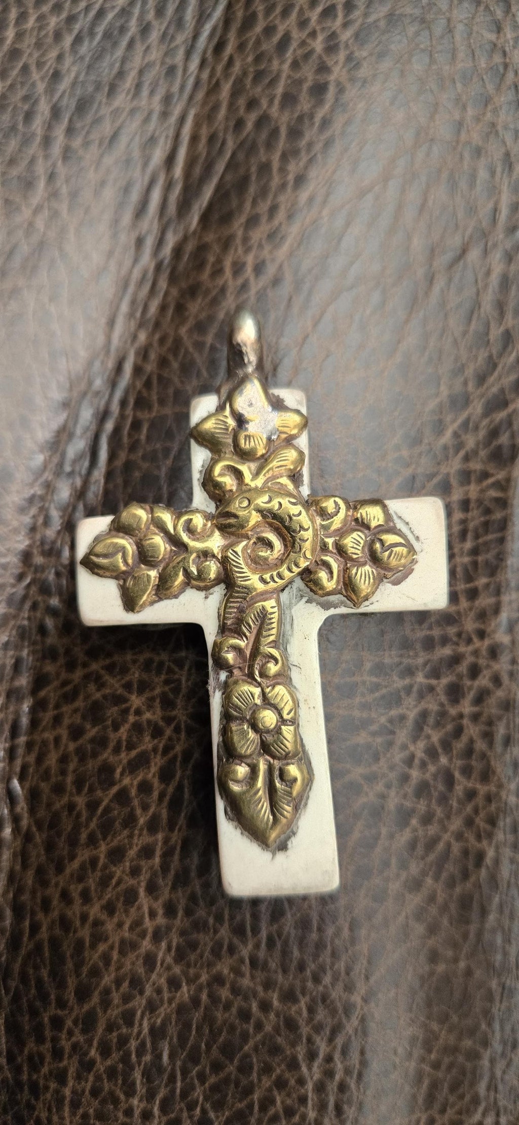 1 Pendant - Tibetan brass fish, bee and floral design cream color resin cross pendant crude finish from Nepal - PM514E