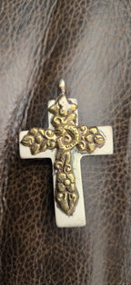 1 Pendant - Tibetan brass fish, bee and floral design cream color resin cross pendant crude finish from Nepal - PM514E