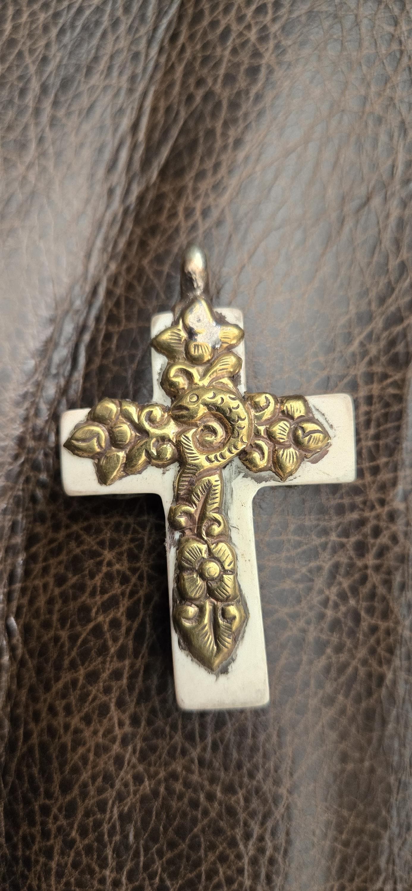 1 Pendant - Tibetan brass fish, bee and floral design cream color resin cross pendant crude finish from Nepal - PM514E