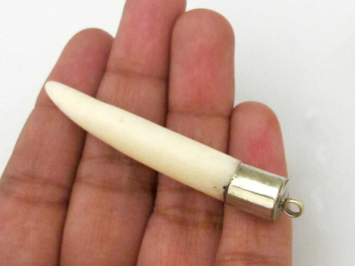 1 Pendant - cream colour carved tooth shape recycled cattle bone pendant - PB093