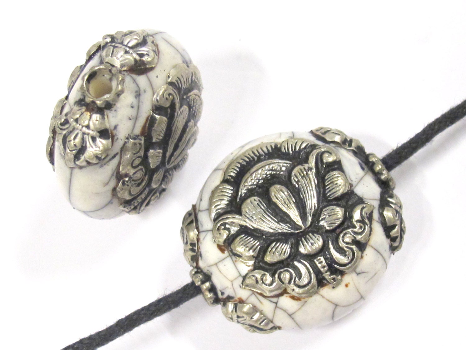 1 Bead - Beautiful large reversible white crackle resin Tibetan silver Lotus flower bead - BD791