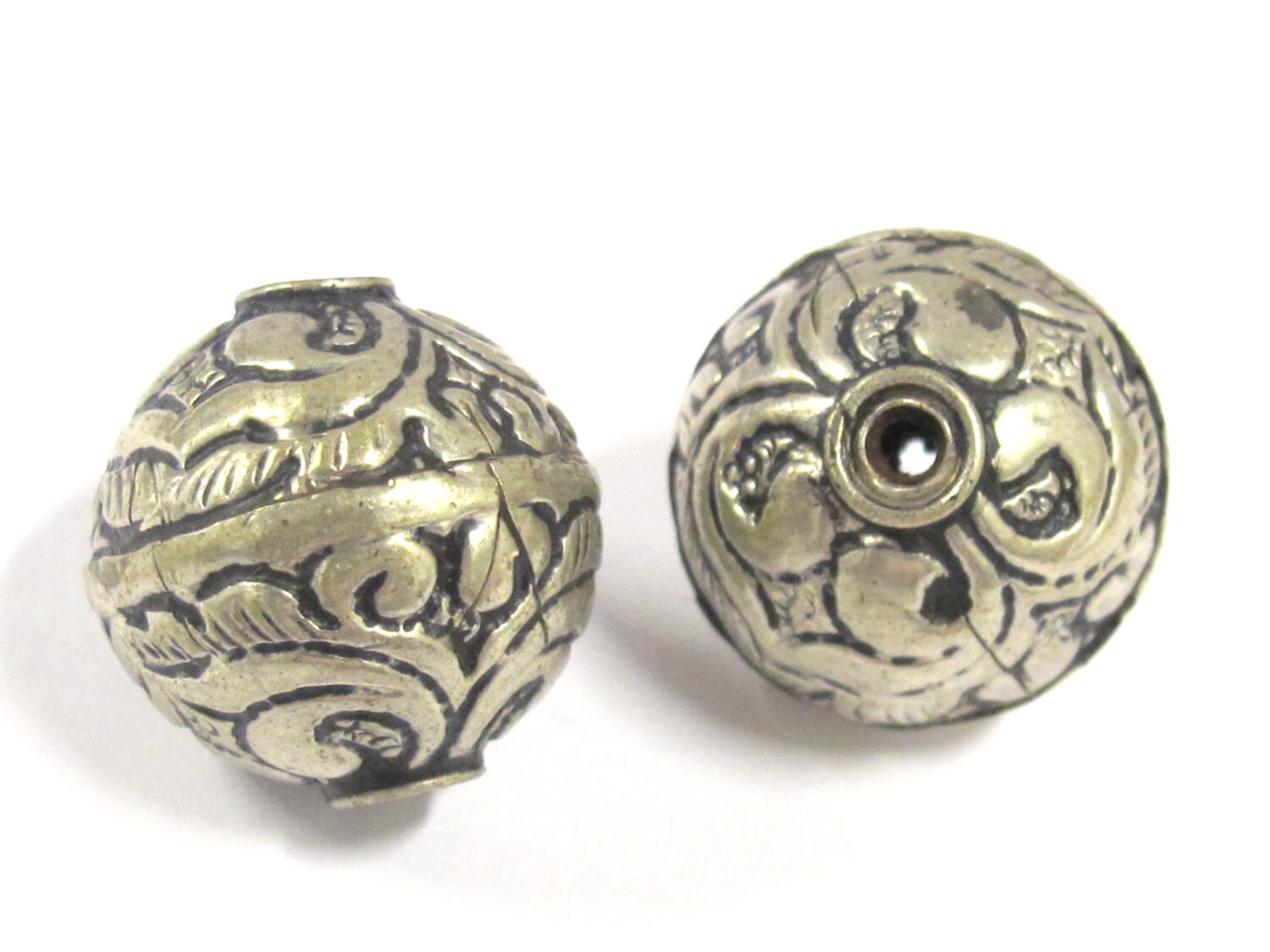 1 BEAD - Tibetan silver repousse floral design oval shape beads 18 - 19 mm - BD794s