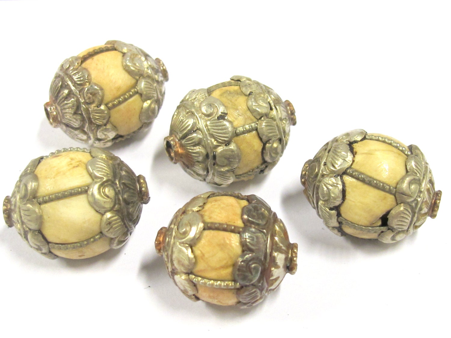 1 Bead - Tibetan silver antiqued floral capped grooved Tribal naga conch shell bead - CH060