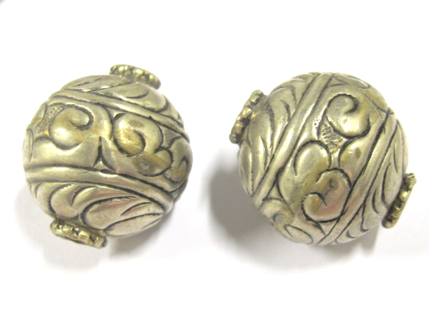 1 BEAD - Beautiful large Tibetan silver floral design oval shape beads 19 - 20 mm - BD802