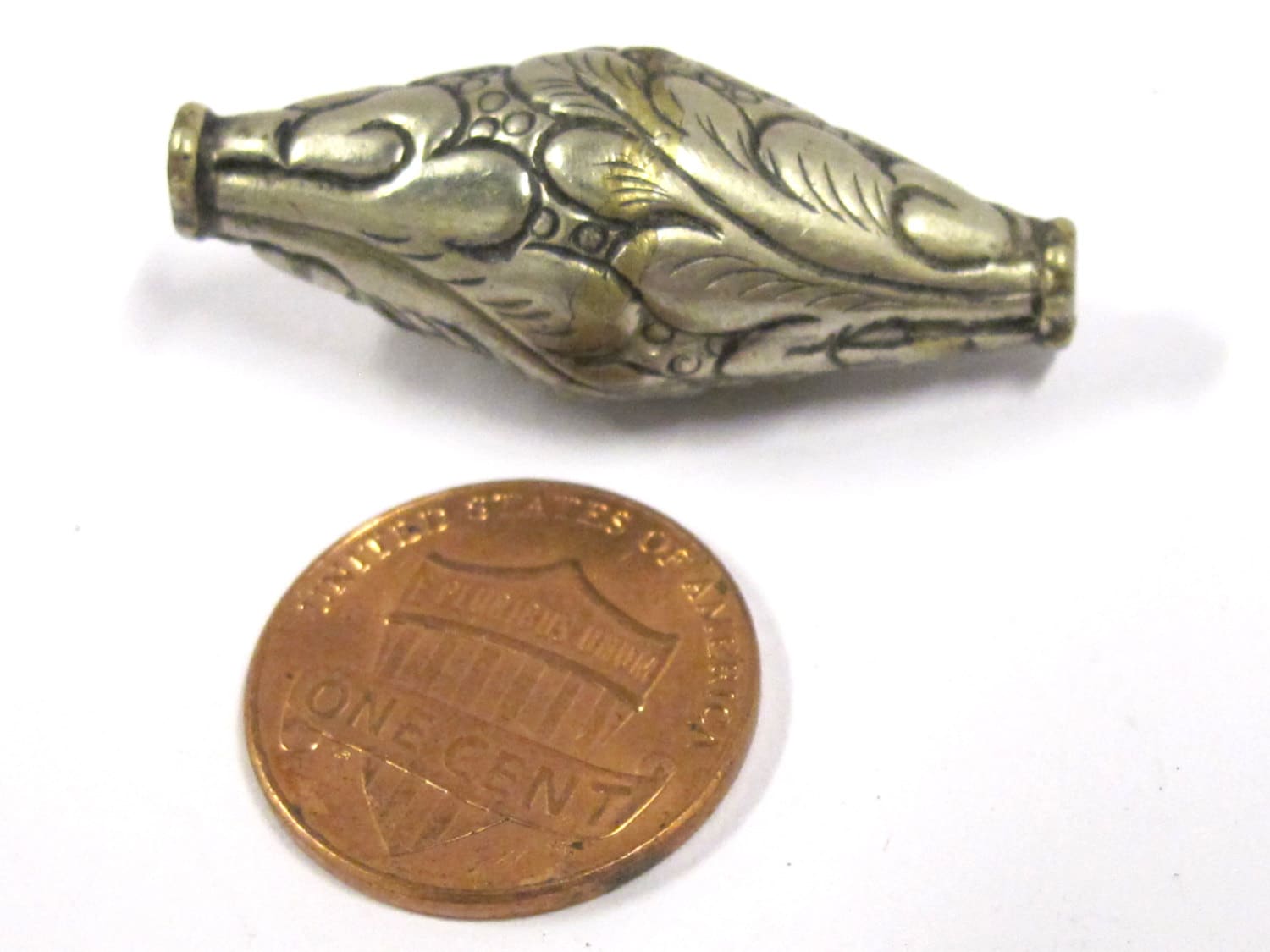 1 BEAD - Beautiful Bicone ethnic Tibetan silver floral Leaf design beads from Nepal - BD803
