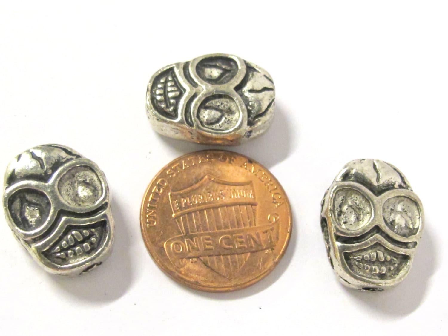 4 Beads - Reversible antiqued silver tone metal skull beads - BD293A