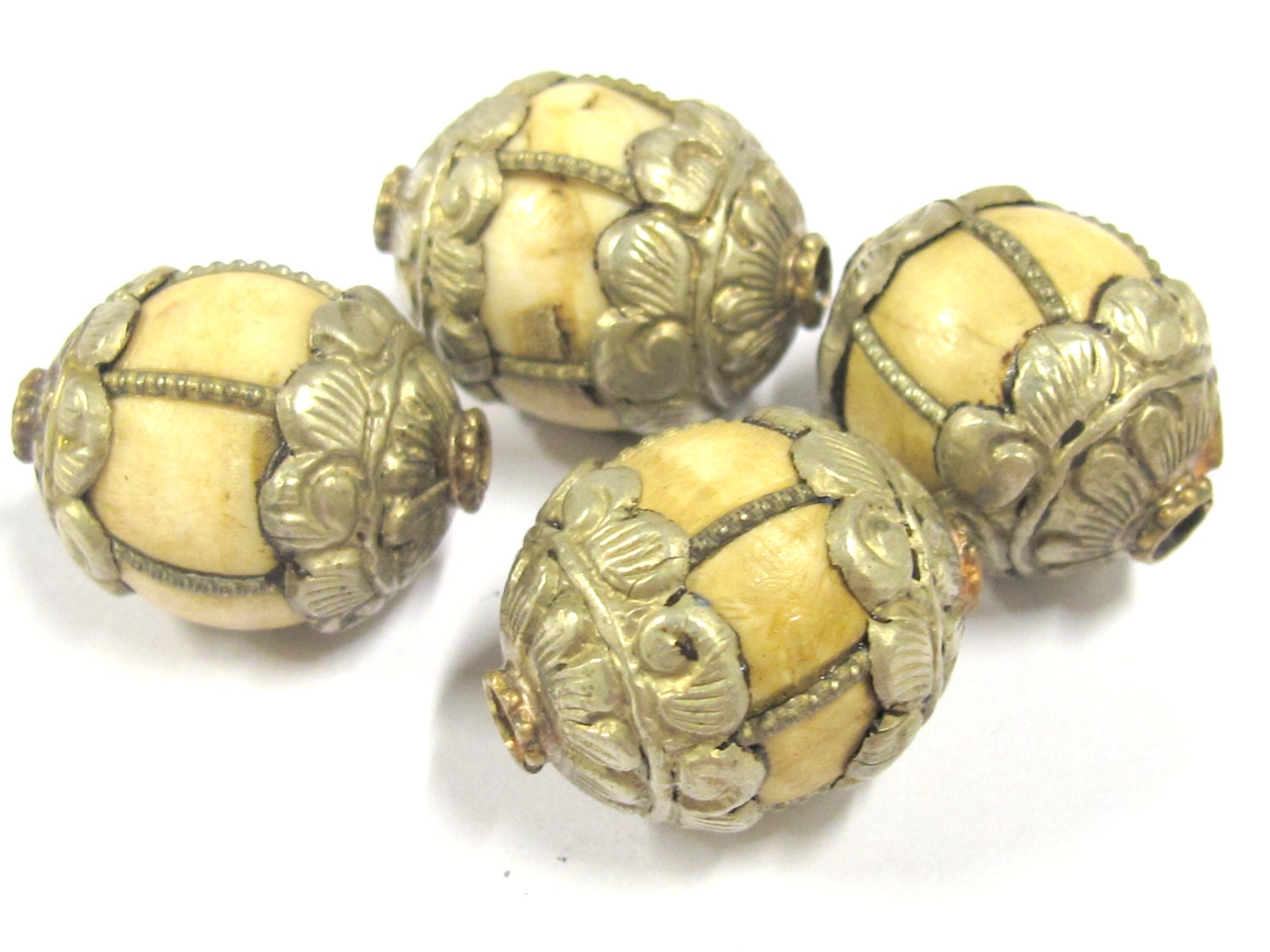 1 Bead - Tibetan silver antiqued floral capped grooved Tribal naga conch shell bead - CH060