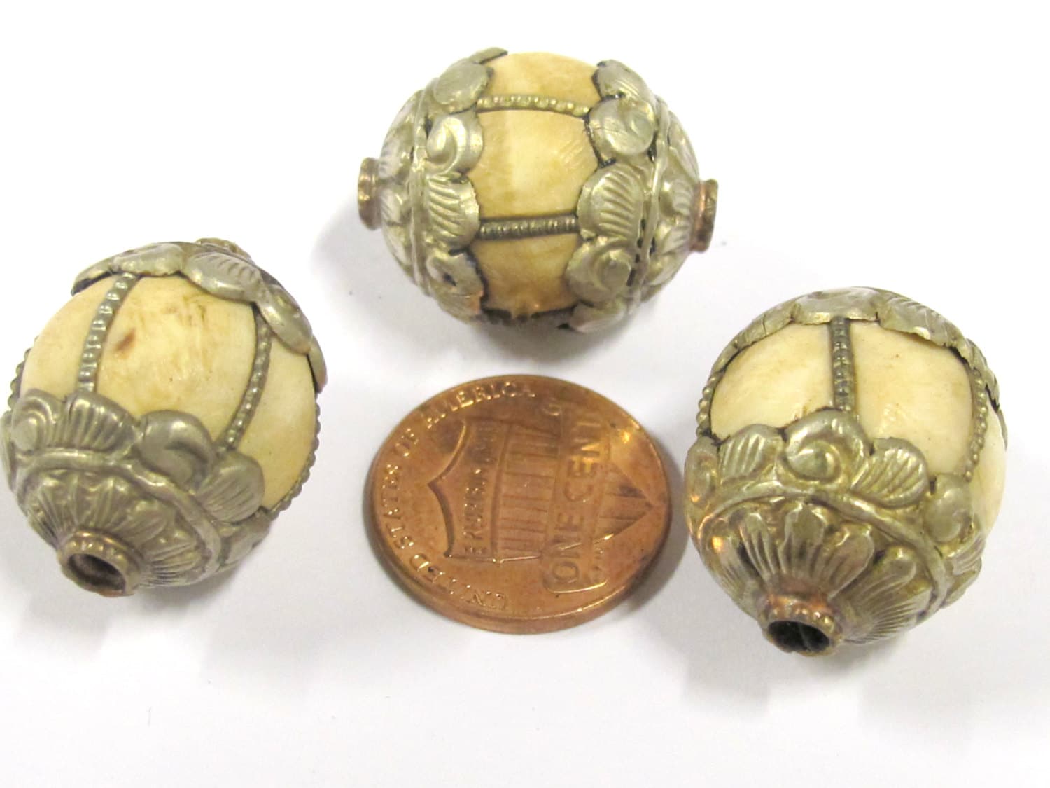 1 Bead - Tibetan silver antiqued floral capped grooved Tribal naga conch shell bead - CH060