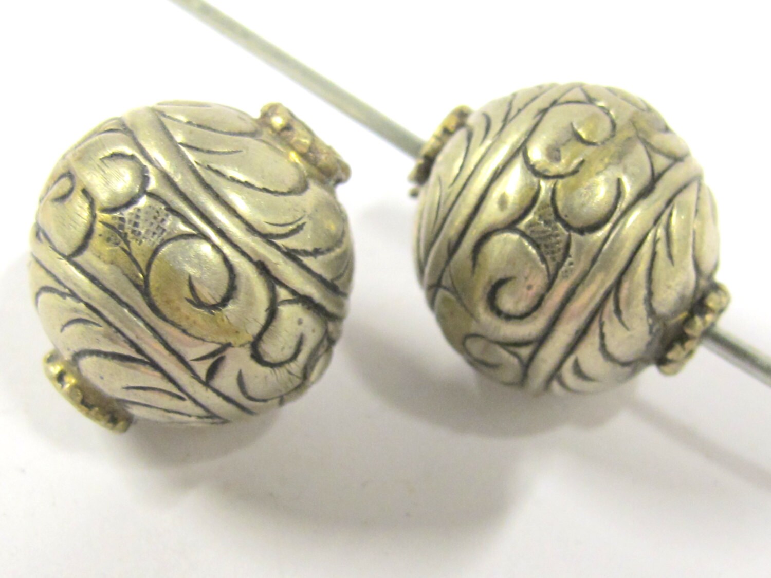1 BEAD - Beautiful large Tibetan silver floral design oval shape beads 19 - 20 mm - BD802
