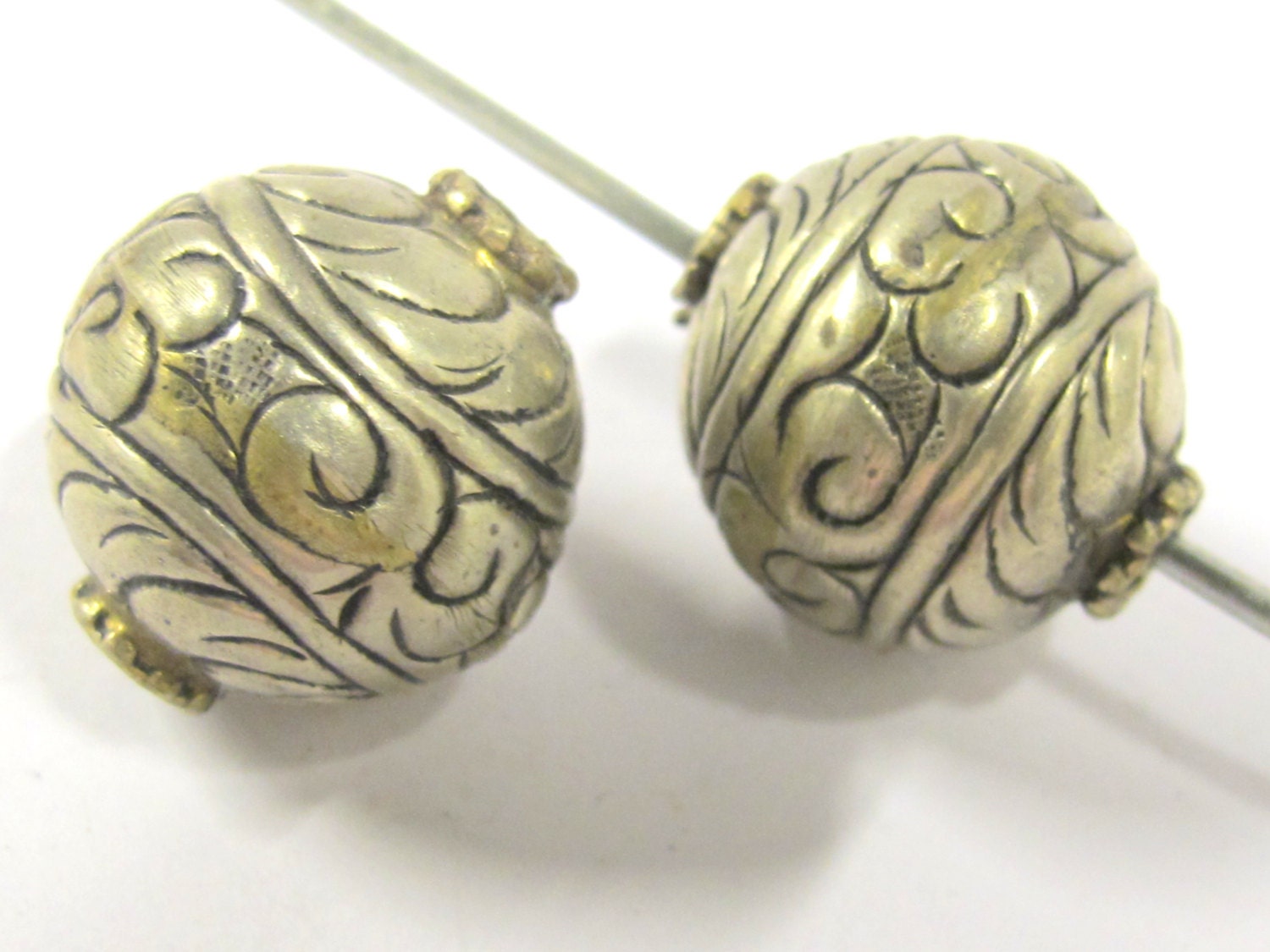 1 BEAD - Beautiful large Tibetan silver floral design oval shape beads 19 - 20 mm - BD802