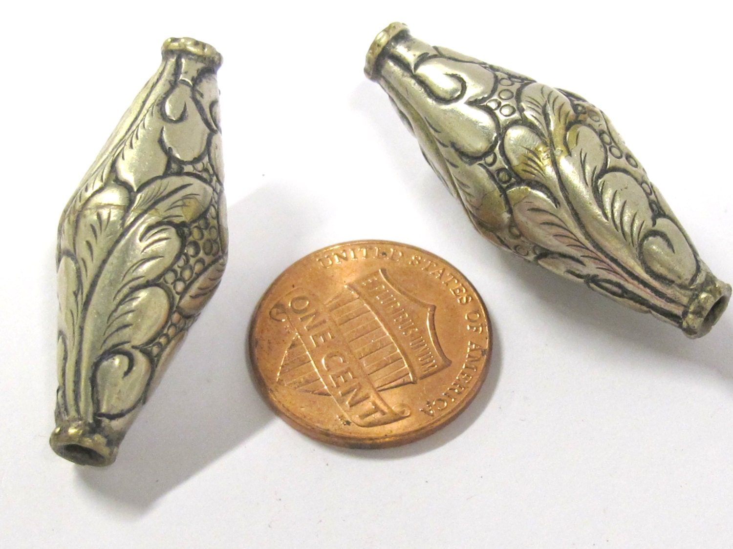 1 BEAD - Beautiful Bicone ethnic Tibetan silver floral Leaf design beads from Nepal - BD803