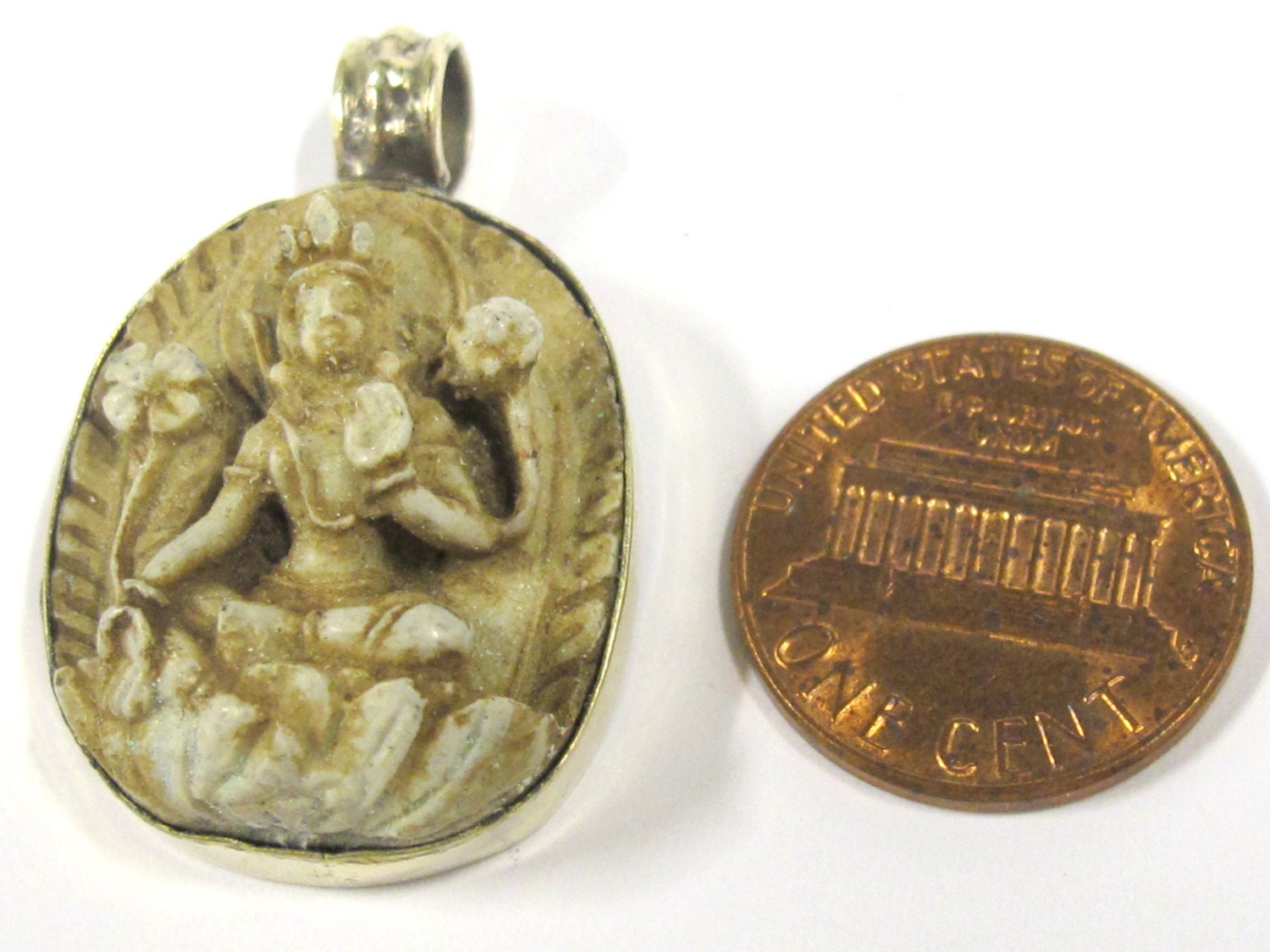 1 Pendant - Oval shape Tibetan white Tara pendant from Nepal - PS013