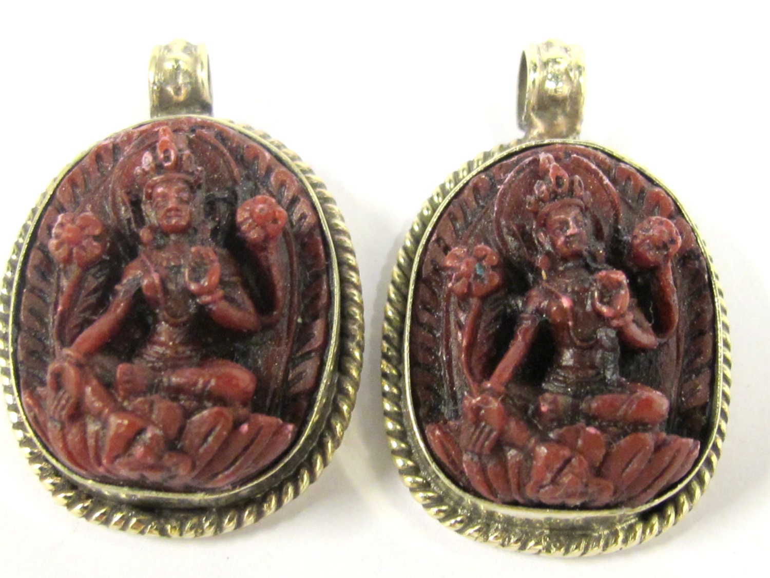 1 Pendant - Oval shape Tibetan red Tara pendant from Nepal - PS015