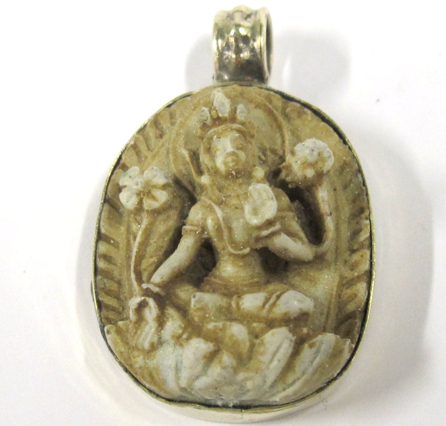 1 Pendant - Oval shape Tibetan white Tara pendant from Nepal - PS013