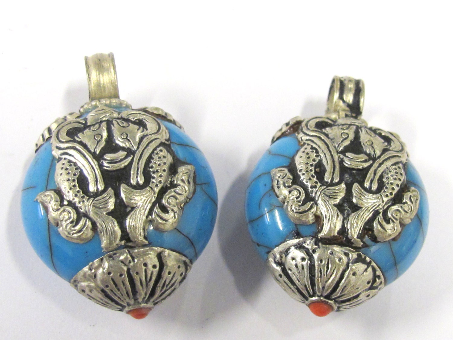 1 Pendant - Reversible Tibetan silver double fish symbol blue crackle resin pendant from Nepal - PM398