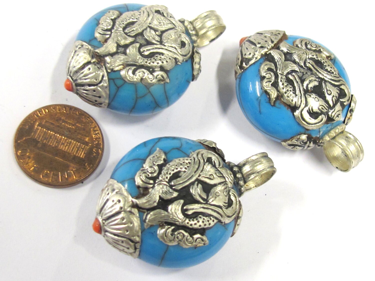 1 Pendant - Reversible Tibetan silver double fish symbol blue crackle resin pendant from Nepal - PM398