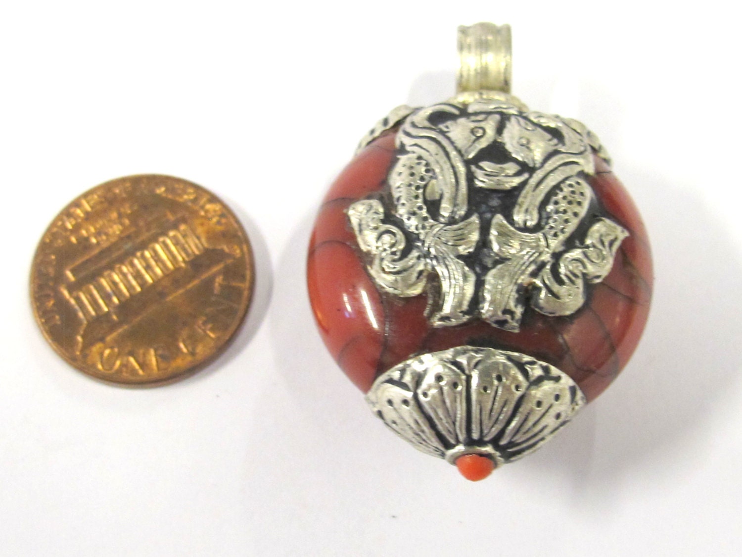 1 Pendant - Reversible Tibetan silver double fish symbol red crackle resin pendant from Nepal - PM396