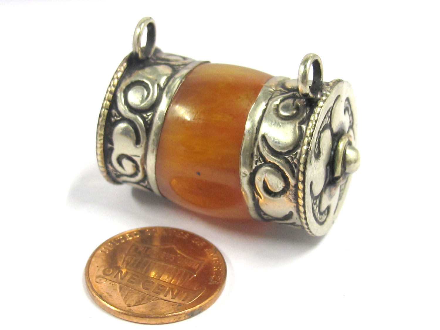 Ethnic Tibetan pendant - 1 Tibetan silver double bail copal resin pendant pendant from Nepal - ethnic nepal Tibetan pendants - PM400