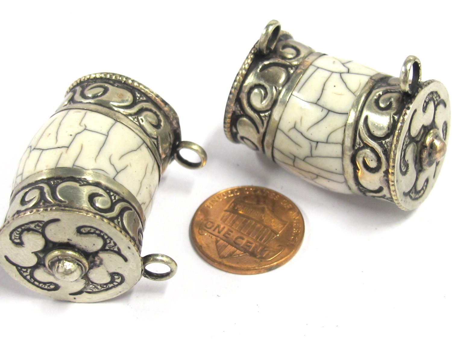 1 Pendant - Ethnic Tibetan silver double bail white crackle resin pendant pendant from Nepal - PM401
