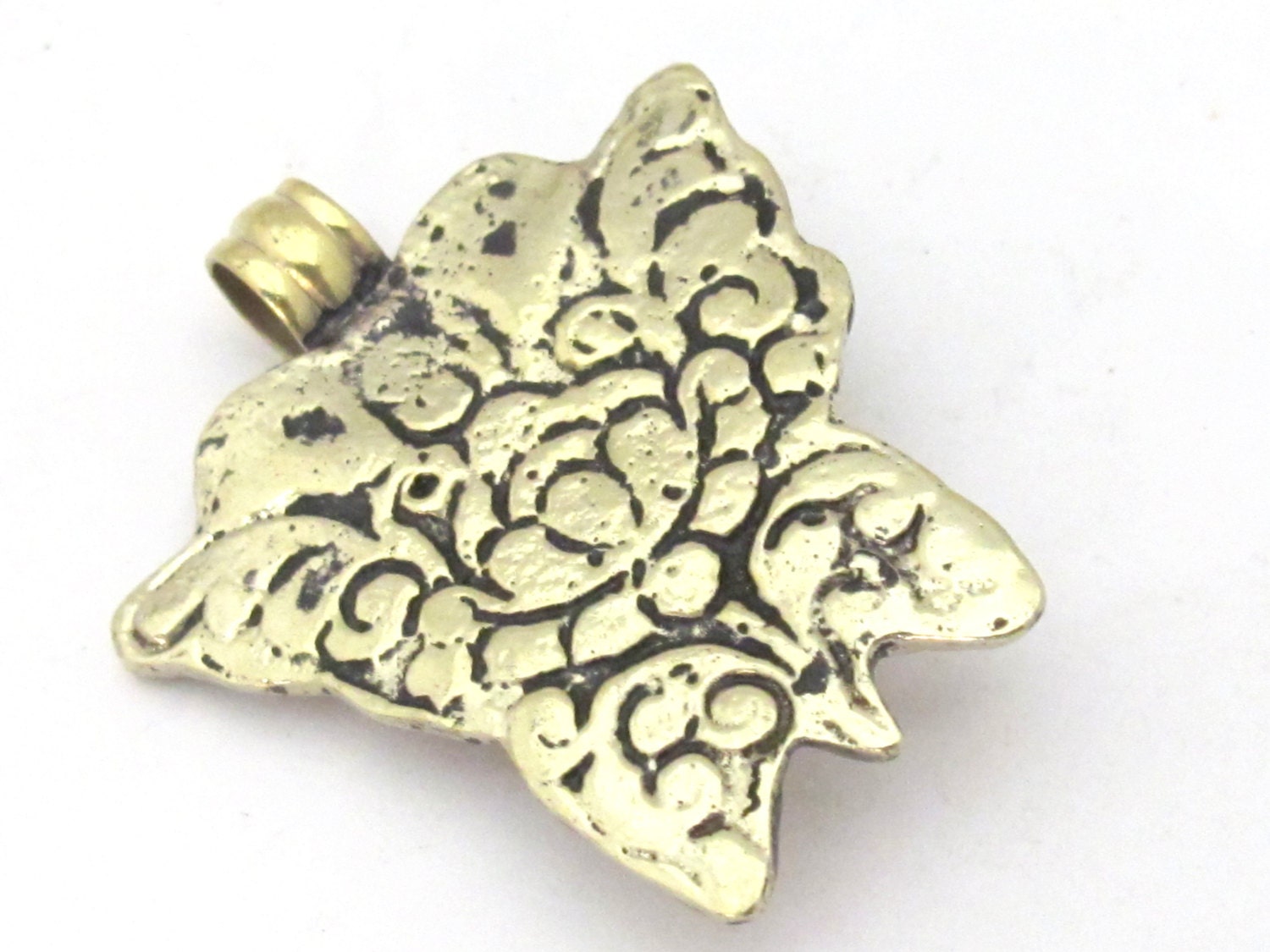 1 Pendant - Tibetan silver carved butterfly reverse side lotus flower pendant with labradorite inlay from Nepal - PM254H