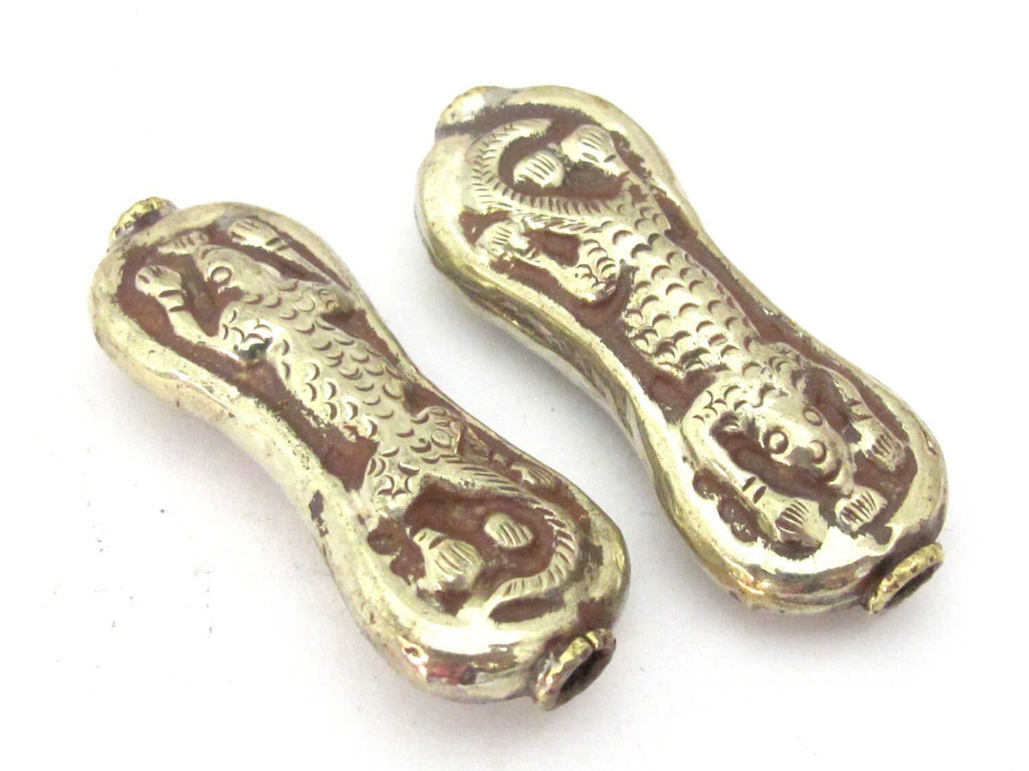 1 Bead - Beautiful Tibetan Silver Lizard carved reversible large bead from Nepal -BD837