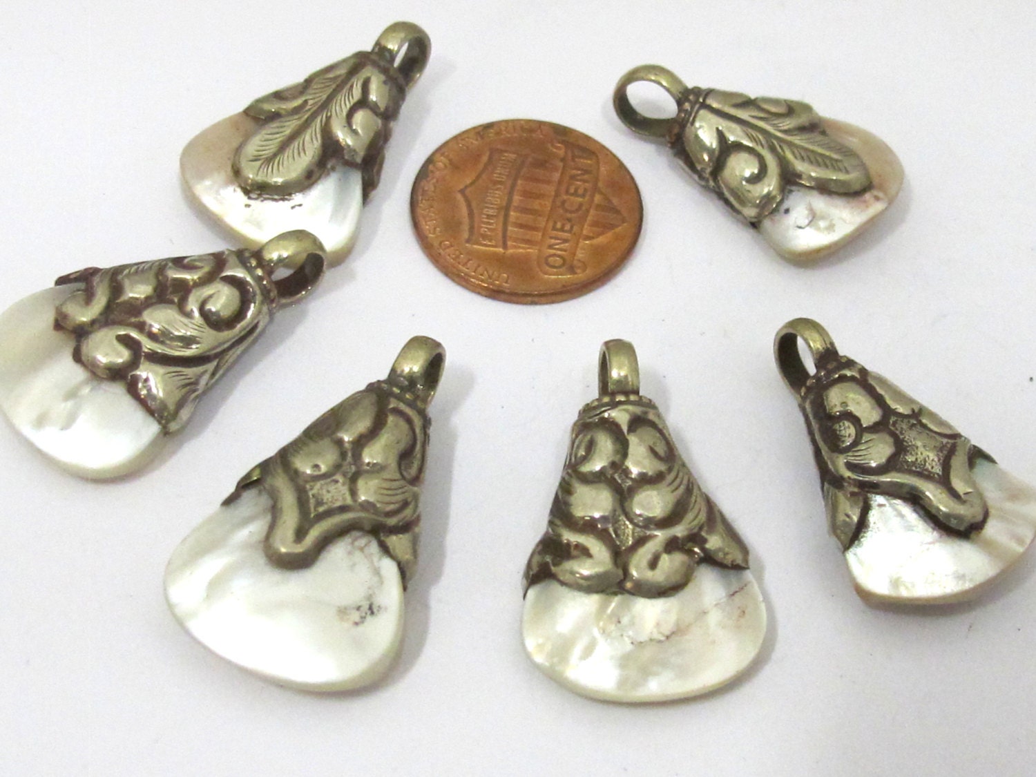 1 pendant - Small size mother of pearl shell capped charm pendants from Nepal -SP046