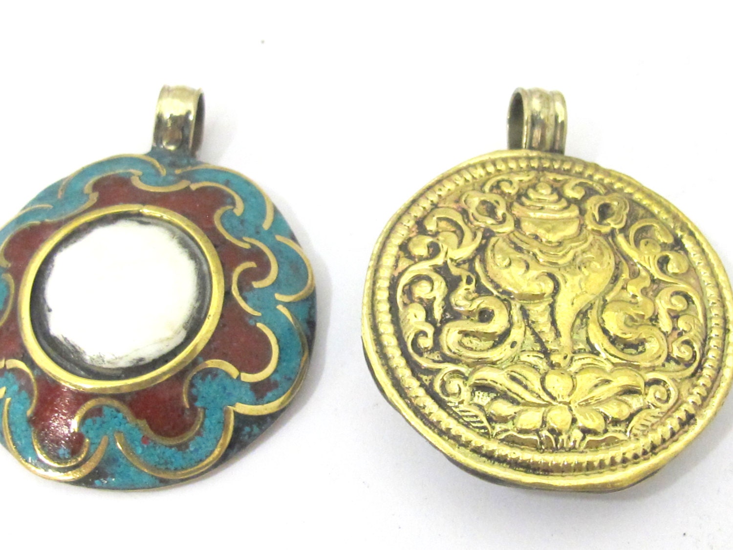 1 Pendant - Reversible Tibetan conch shell brass pendant with auspicious conch lotus flower symbol - PM429