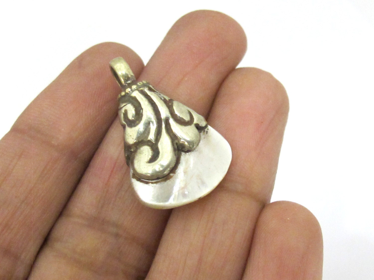 1 pendant - Small size mother of pearl shell capped charm pendants from Nepal -SP046