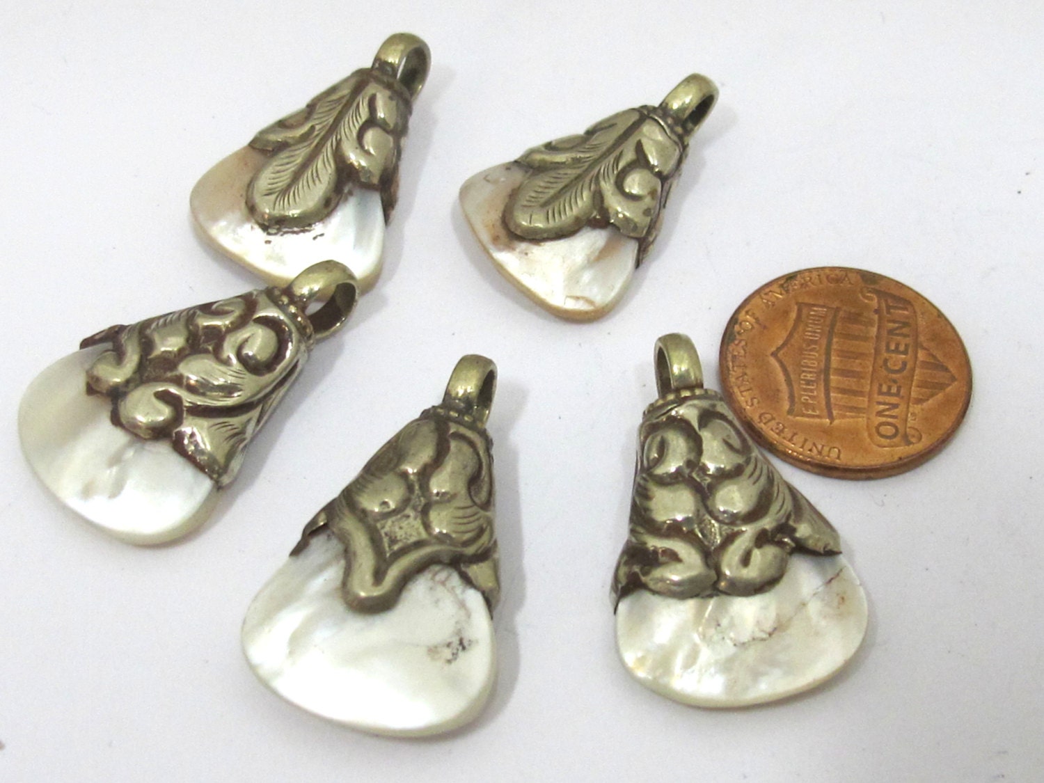 1 pendant - Small size mother of pearl shell capped charm pendants from Nepal -SP046