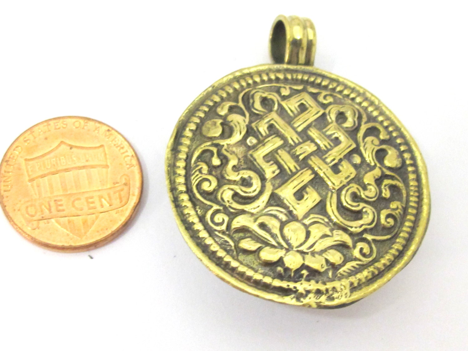 1 Pendant - Reversible Tibetan conch shell brass pendant with Endless Knot and Lotus flower symbol - PM433B