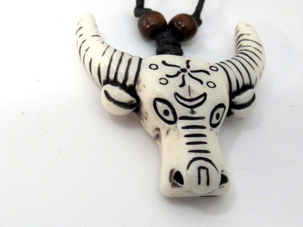 1 Pendant - Large cattle skull head long horn resin pendant - PB095