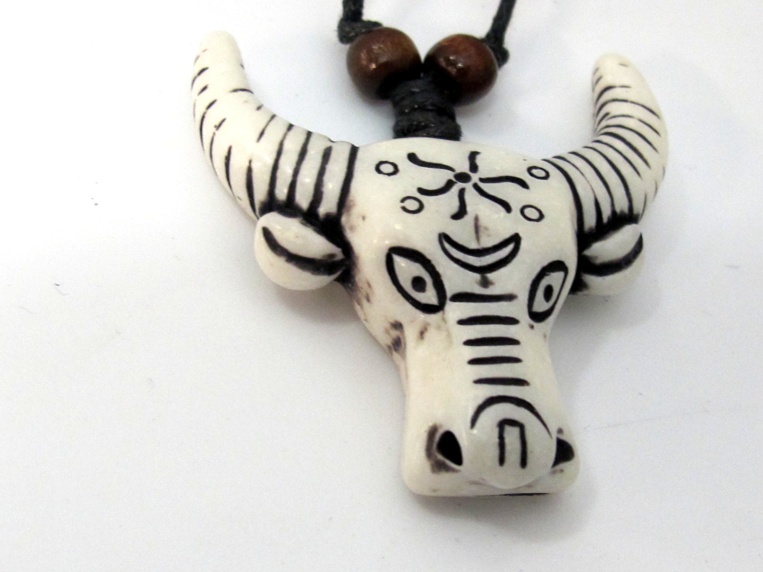 1 Pendant - Large cattle skull head long horn resin pendant - PB095