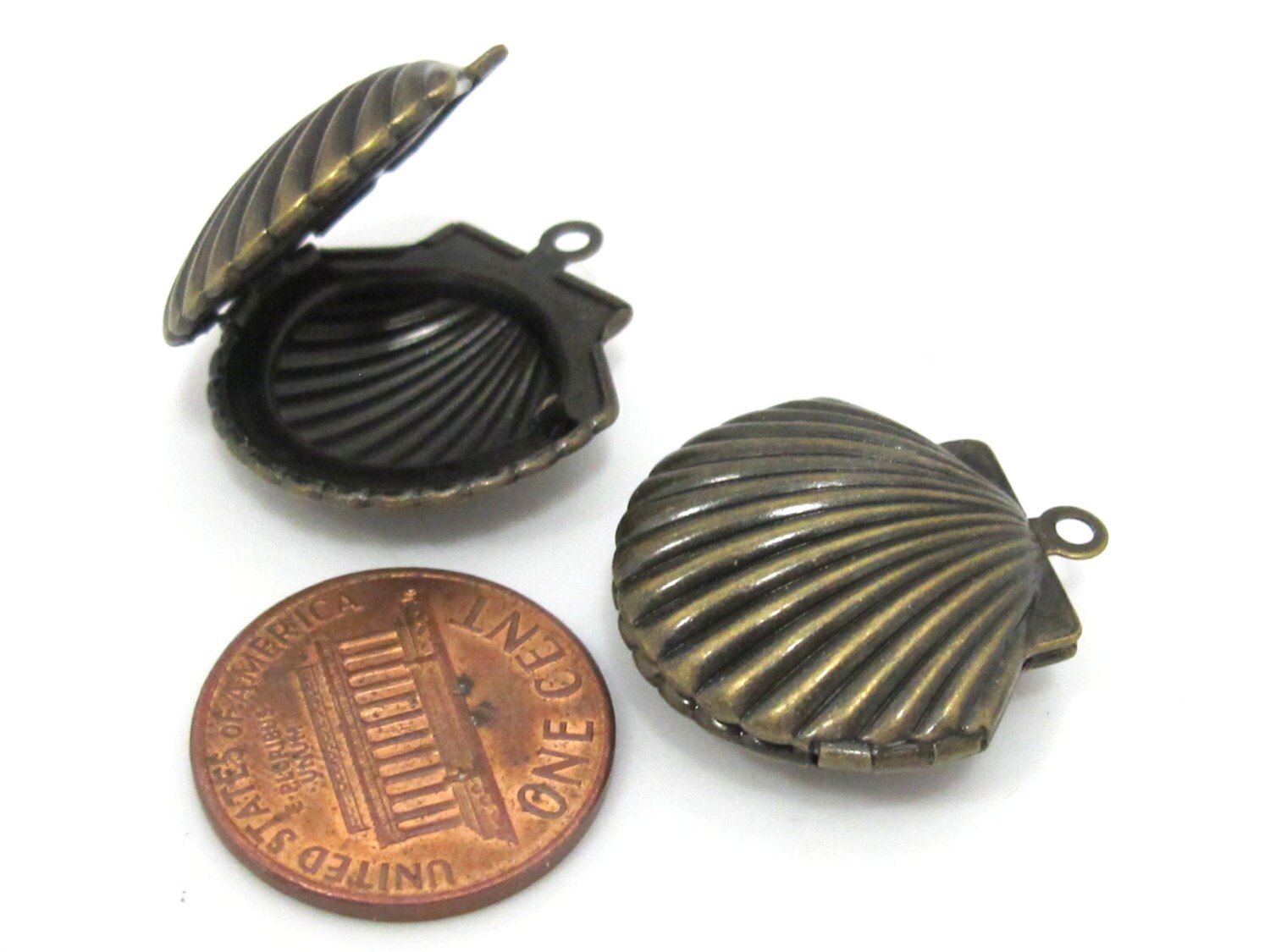 2 charm pendants - Clam shell locket charm pendants antiqued bronze tone - 23 mm x 22 mm - CM171