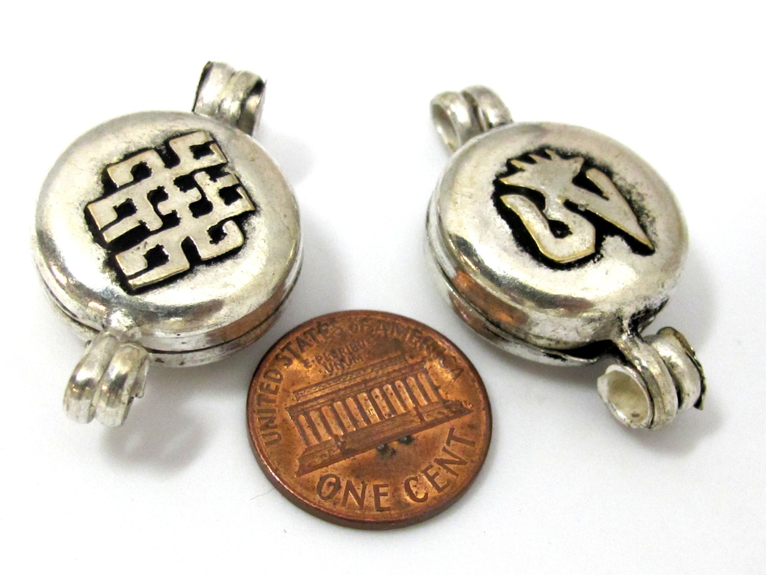1 Pendant - Tibetan silver Ghau prayer box Om with endless knot small size pendant -- PM459