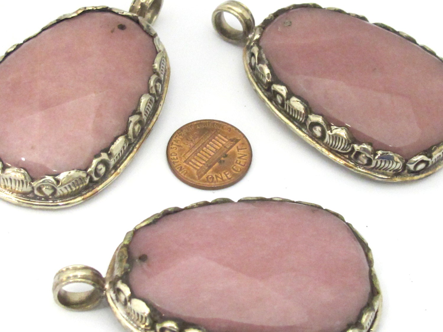 1 Pendant - Tibetan silver encased faceted light pink agate pendant with floral design from Nepal - PM461C